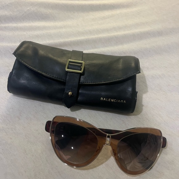 BALENCIAGA authentic brown and tan sunglasses with “B” logo on sides - Picture 2 of 8